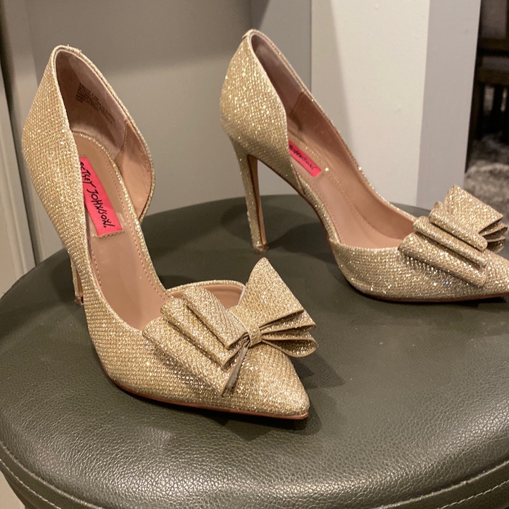 Betsey Johnson gold heels size 6.5 in excellent condition.